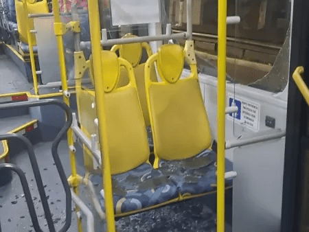 A cidade de São Paulo tem registrado uma série alarmante de ataques a ônibus com lançamentos de pedras, ferindo passageiros e motoristas.