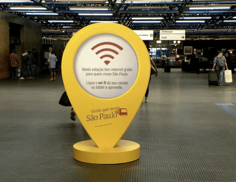 A Companhia Paulista de Trens Metropolitanos (CPTM) está implementando a internet gratuita nas estações de trem em São Paulo.