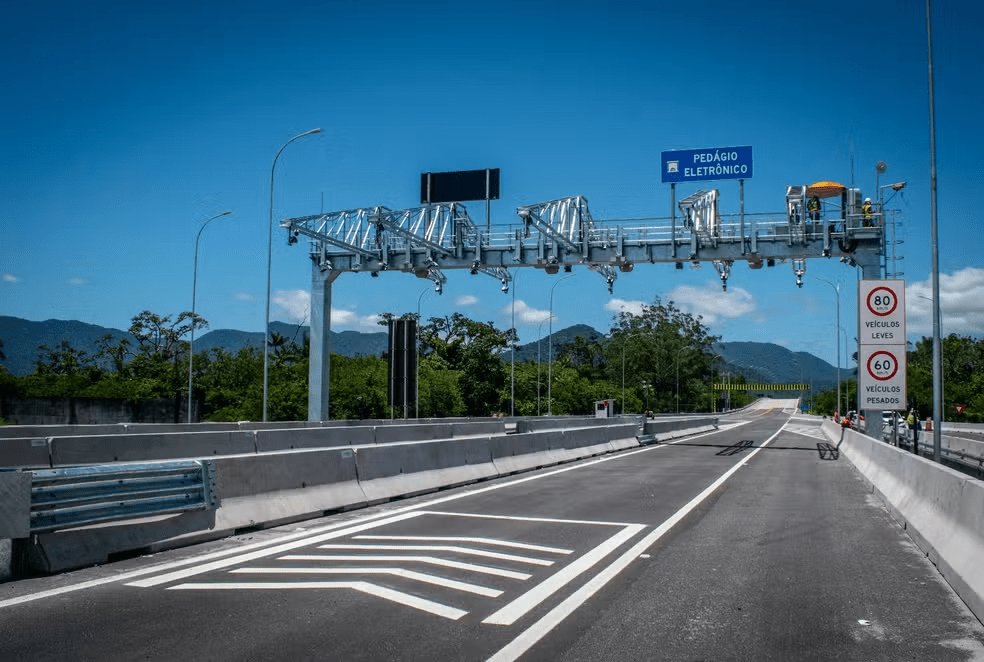A Rodovia Raposo Tavares (SP-270), no trecho da região de Sorocaba, passou a operar com o sistema de pedágio free flow (Siga Fácil),