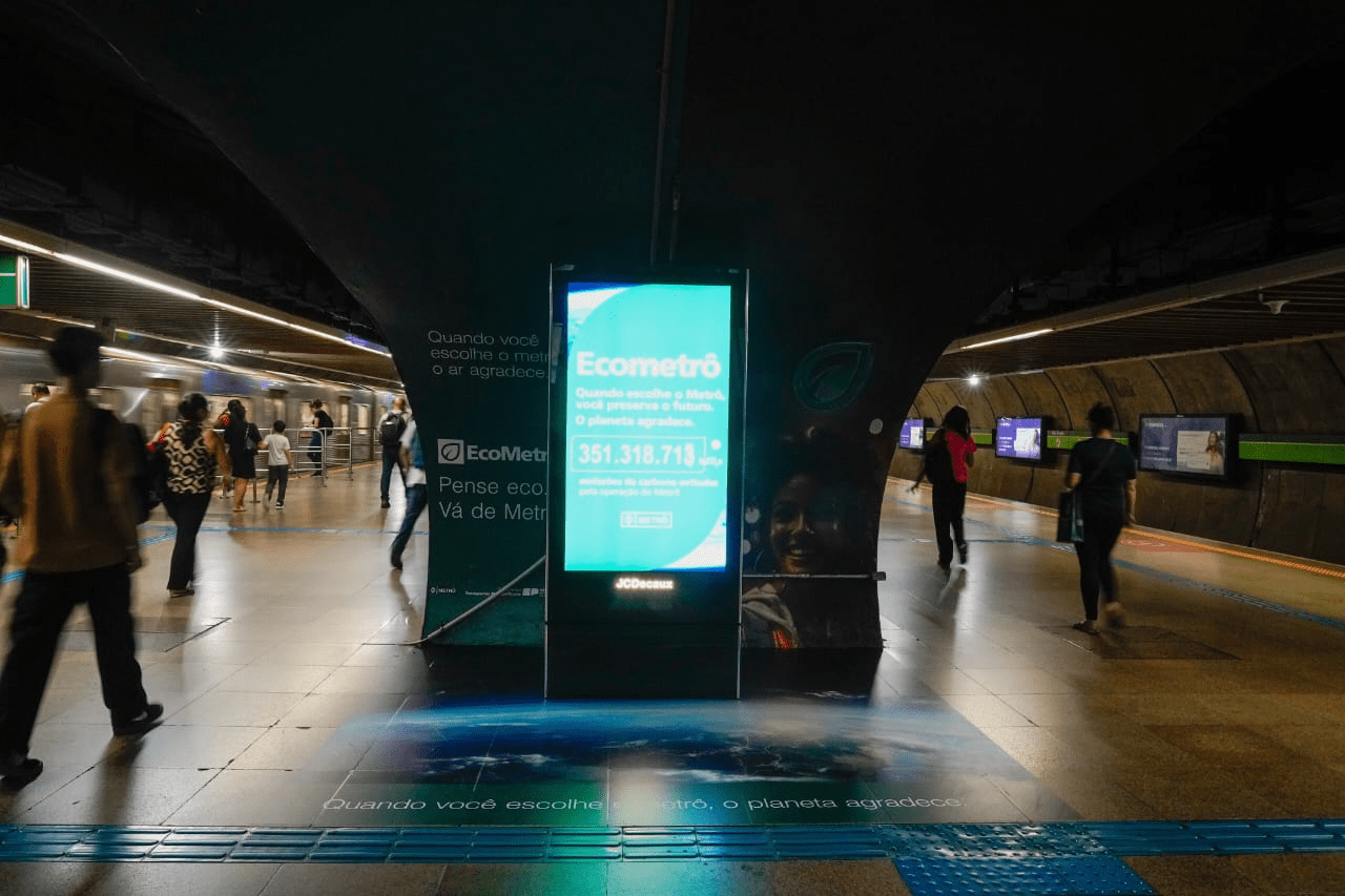 O Metrô de São Paulo lança o Ecômetro, um painel instalado na estação Consolação que mede, em tempo real, as emissões de gases de efeito estufa evitadas em 2025.