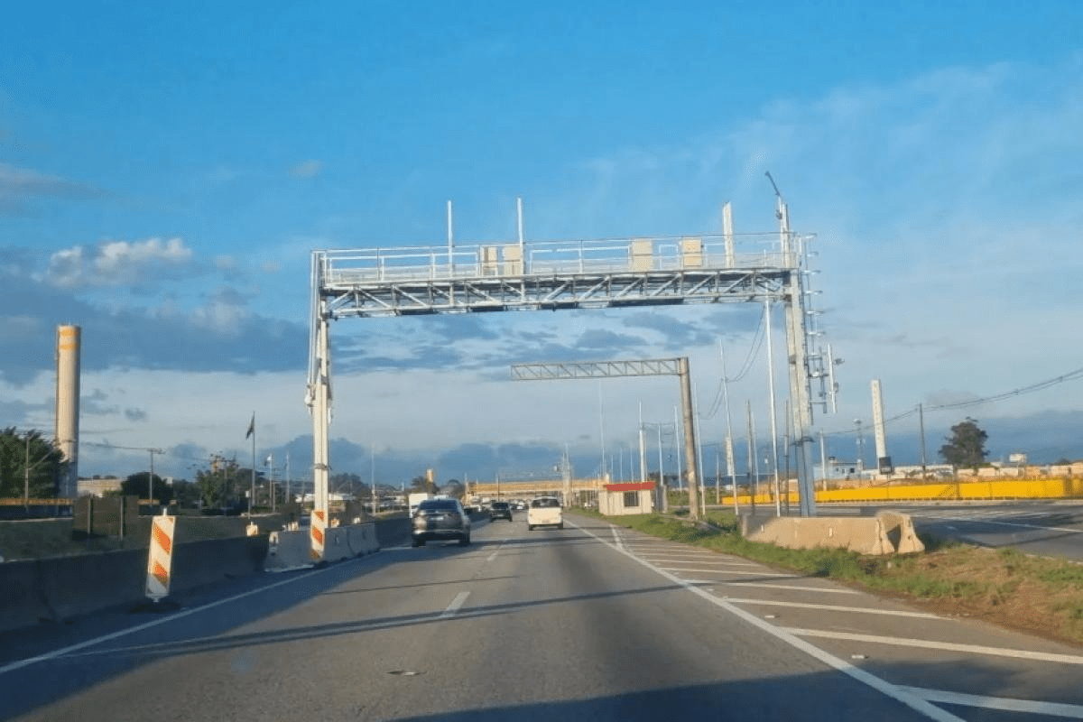 A partir de 6 de dezembro de 2025, começa a valer a cobrança de novo pedágio na Dutra com destino ao Aeroporto de Guarulhos.