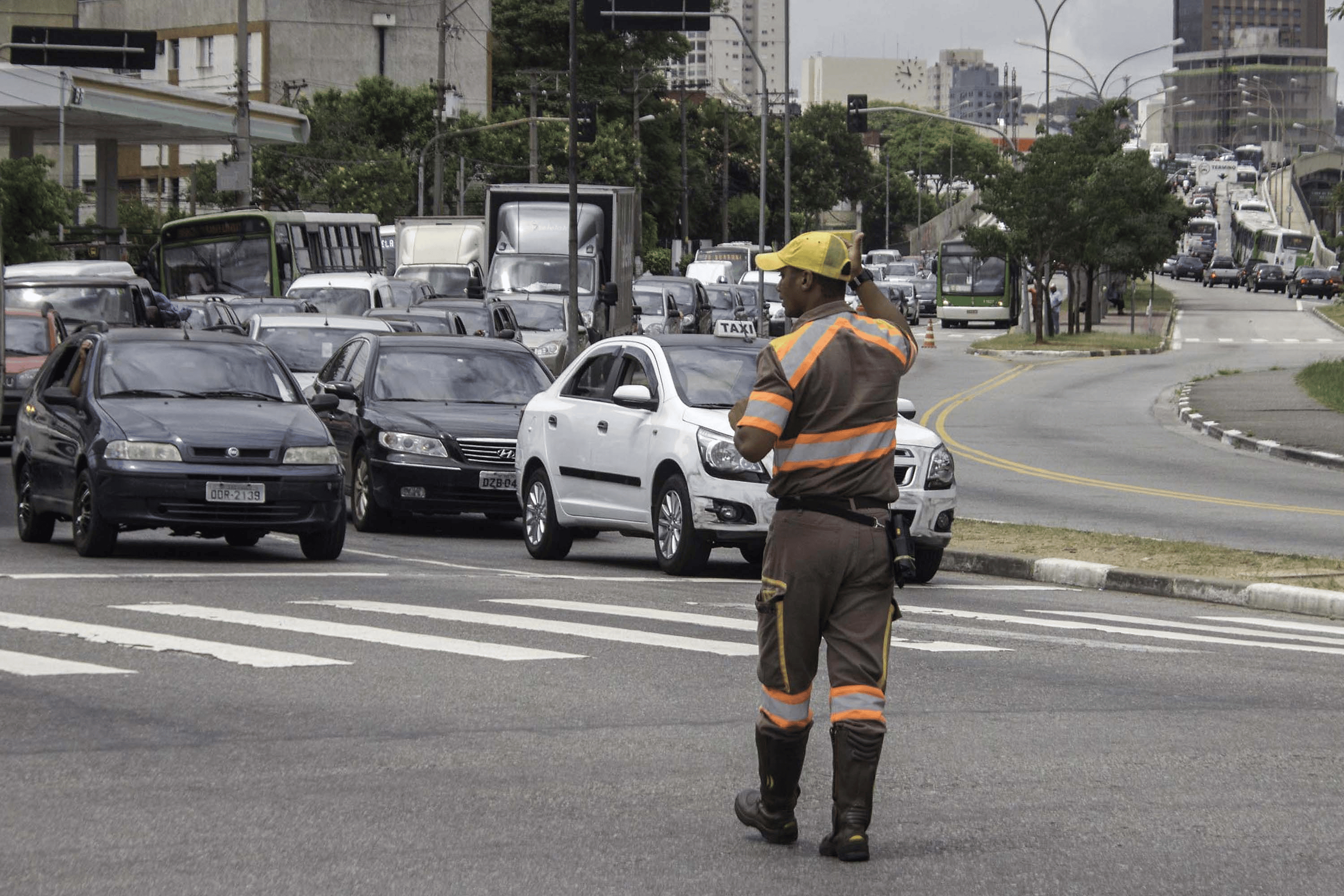 Durante o feriado de Finados, a cidade de São Paulo se prepara para um grande aumento no fluxo de veículos e pedestres nas imediações dos cemitérios.
