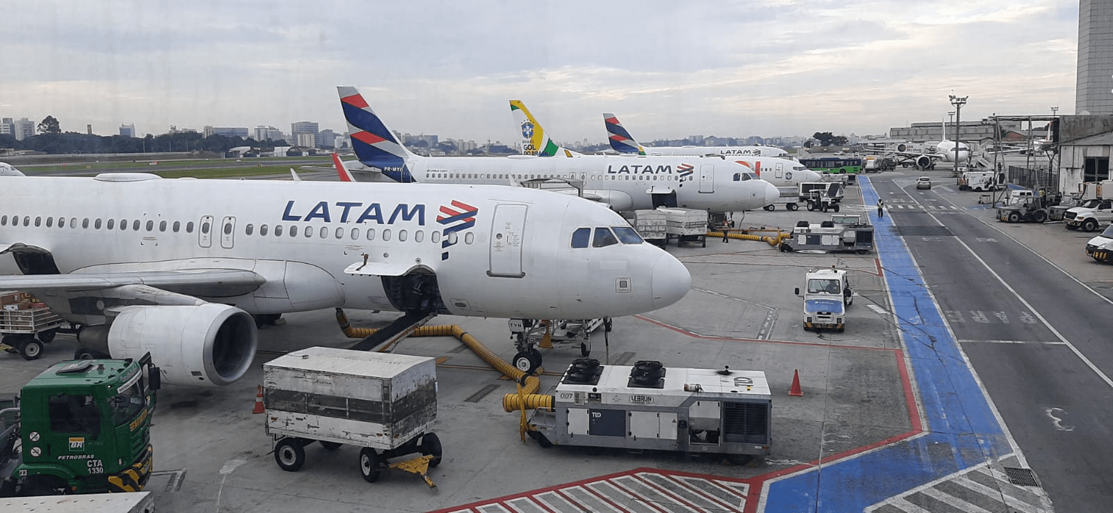 A decisão da LATAM Airlines de implementar um banheiro premium exclusivo para passageiros da primeira classe gerou grande repercussão e debate nas redes sociais.