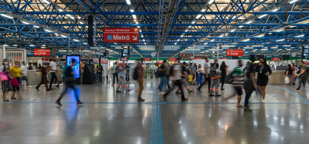 O Metrô de São Paulo passou a operar 24 horas aos sábados, oferecendo circulação contínua de trens até o amanhecer de domingo