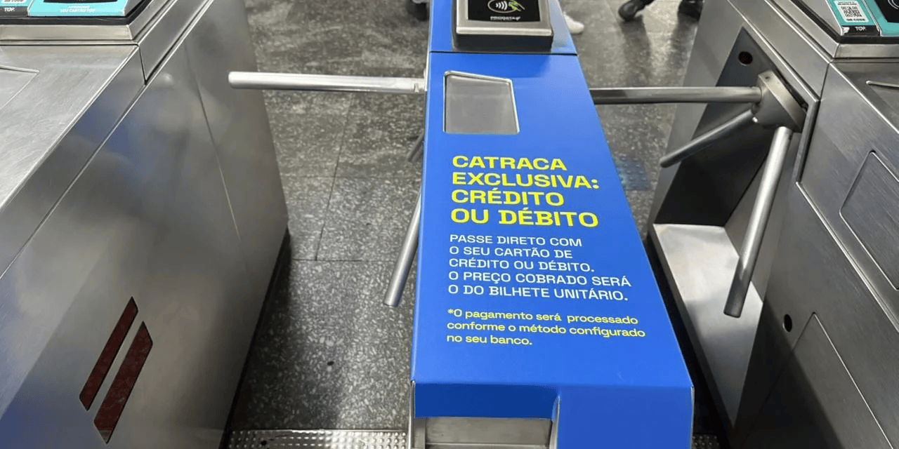 A partir de 1º de dezembro de 2025, o Metrô de São Paulo passou a permitir novo meio de pagamento da tarifa usando cartões físicos de débito ou crédito nas catracas