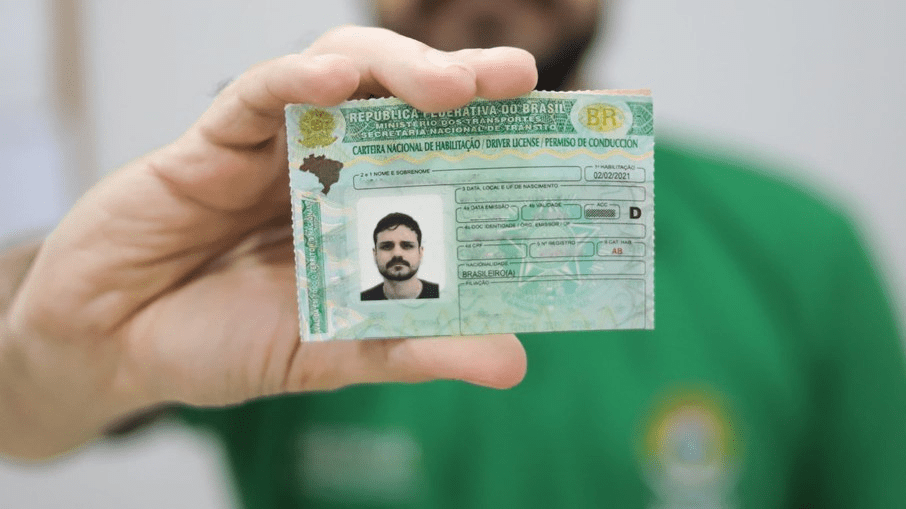 a Carteira Nacional de Habilitação (CNH) brasileira passou a ser oficialmente aceita em Portugal, permitindo que brasileiros dirigam carros e motos no país