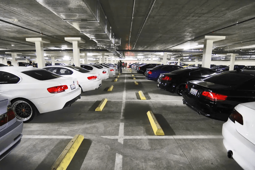 A Companhia de Engenharia de Tráfego (CET-SP) ampliou a fiscalização para áreas como estacionamentos de shoppings e supermercados.