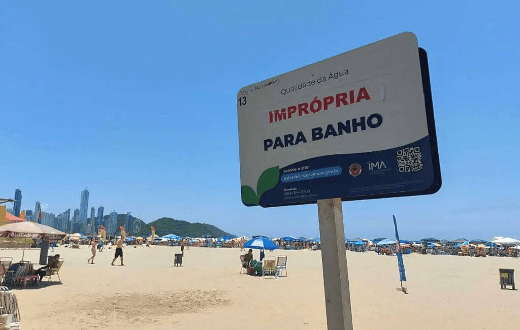 Segundo a CETESB, 30 praias e pontos do litoral de São Paulo apresentam balneabilidade inadequada, o que reforça a importância de consultar informações oficiais antes de ir à praia.