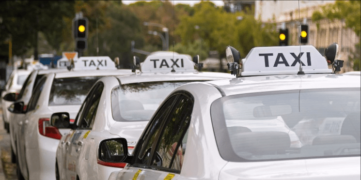 A Prefeitura de São Paulo flexibilizou as vestimentas para motoristas de táxi, incluindo o uso de camisetas pólo.