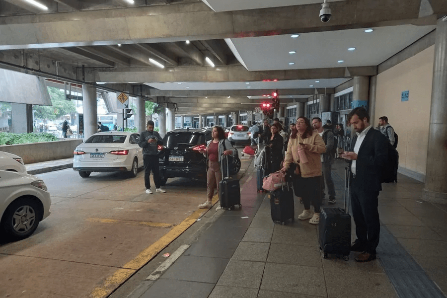 O trânsito no Aeroporto de Congonhas, zona sul de São Paulo, tem sido motivo de constantes reclamações de motoristas de aplicativos, taxistas e passageiros.
