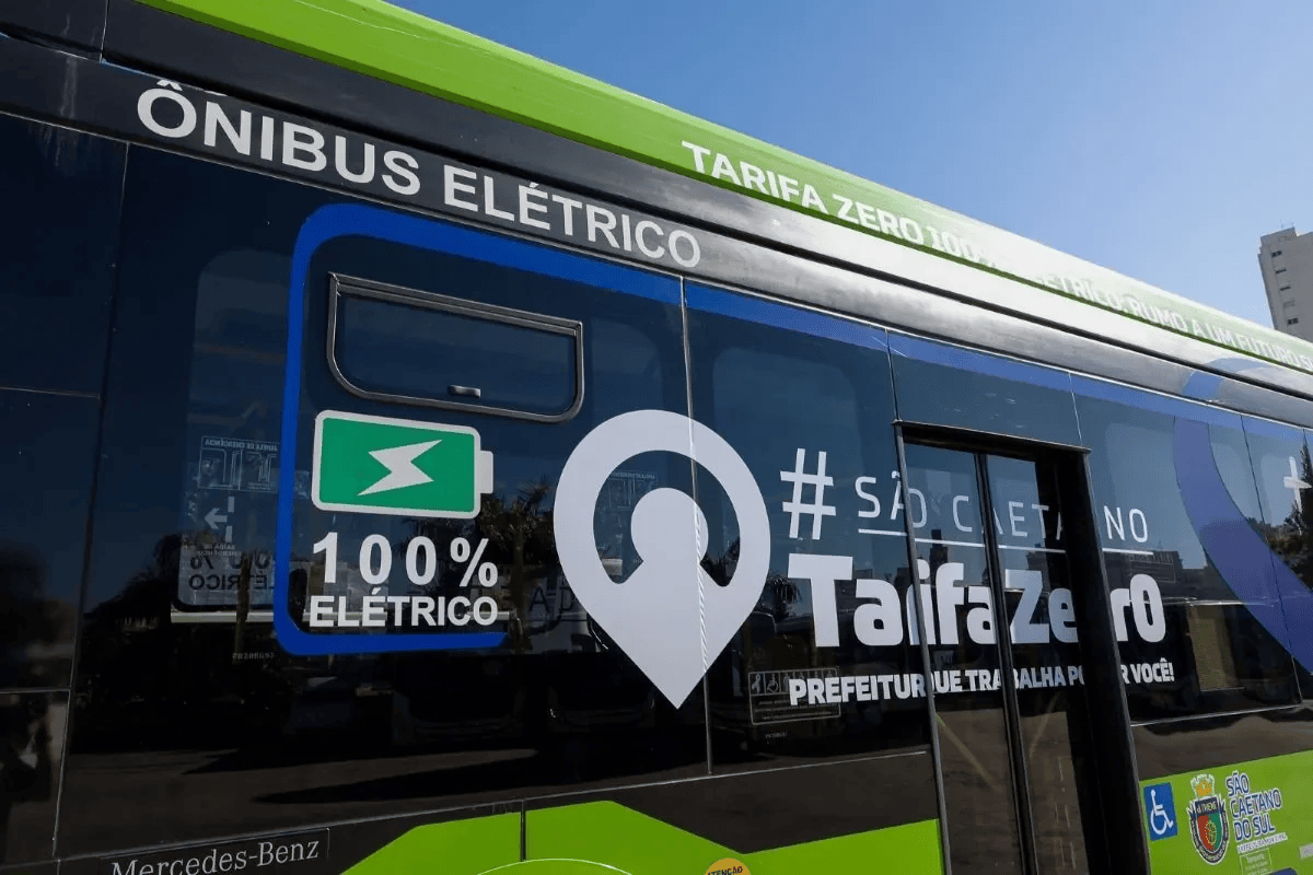 A tarifa zero nos ônibus ganhou força em várias cidades nos últimos anos. No entanto, o aumento dos custos operacionais e a dificuldade financeira  têm levado  a reverem a medida.