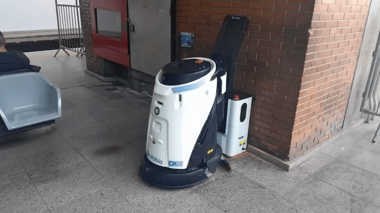 Em São Paulo, robôs de limpeza passaram a ser testados para realizar a lavagem de pisos, trazendo mais eficiência, economia  e segurança.