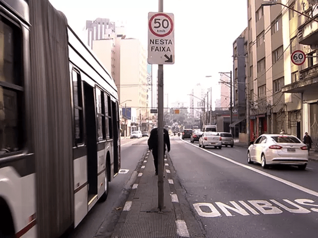 Corredor de ônibus pode ser a solução para o trânsito da cidade de São Paulo, dizem os especialistas.