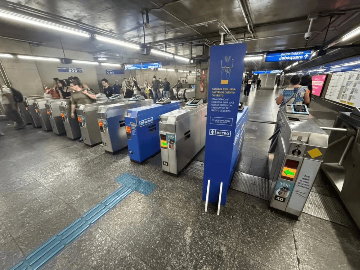 O Metrô de São Paulo amplia, o pagamento da tarifa por aproximação em todas as catracas das linhas 1-Azul, 2-Verde, 3-Vermelha e 15-Prata.