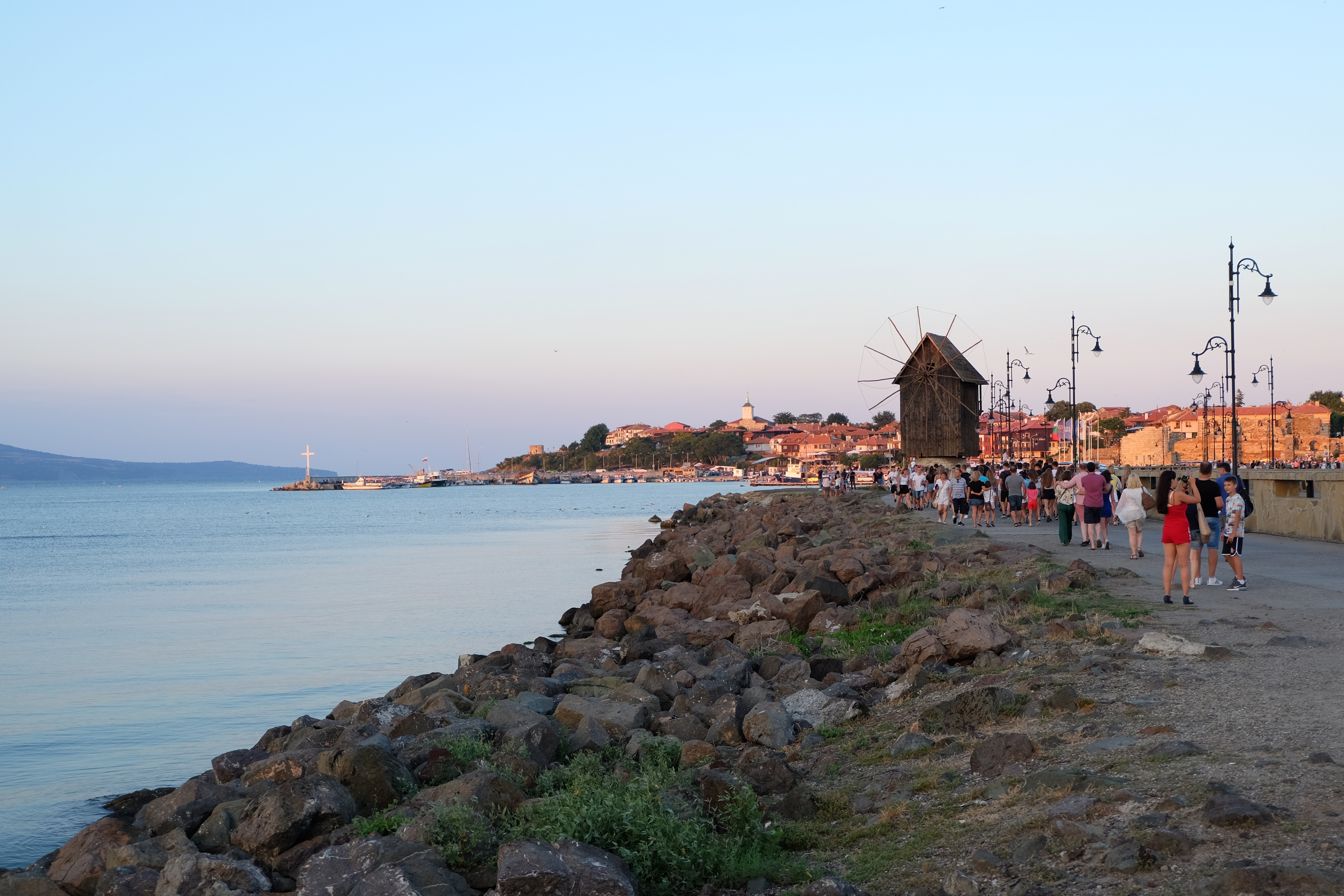 Vue sur le moulin et la vieille-ville de Nessebar