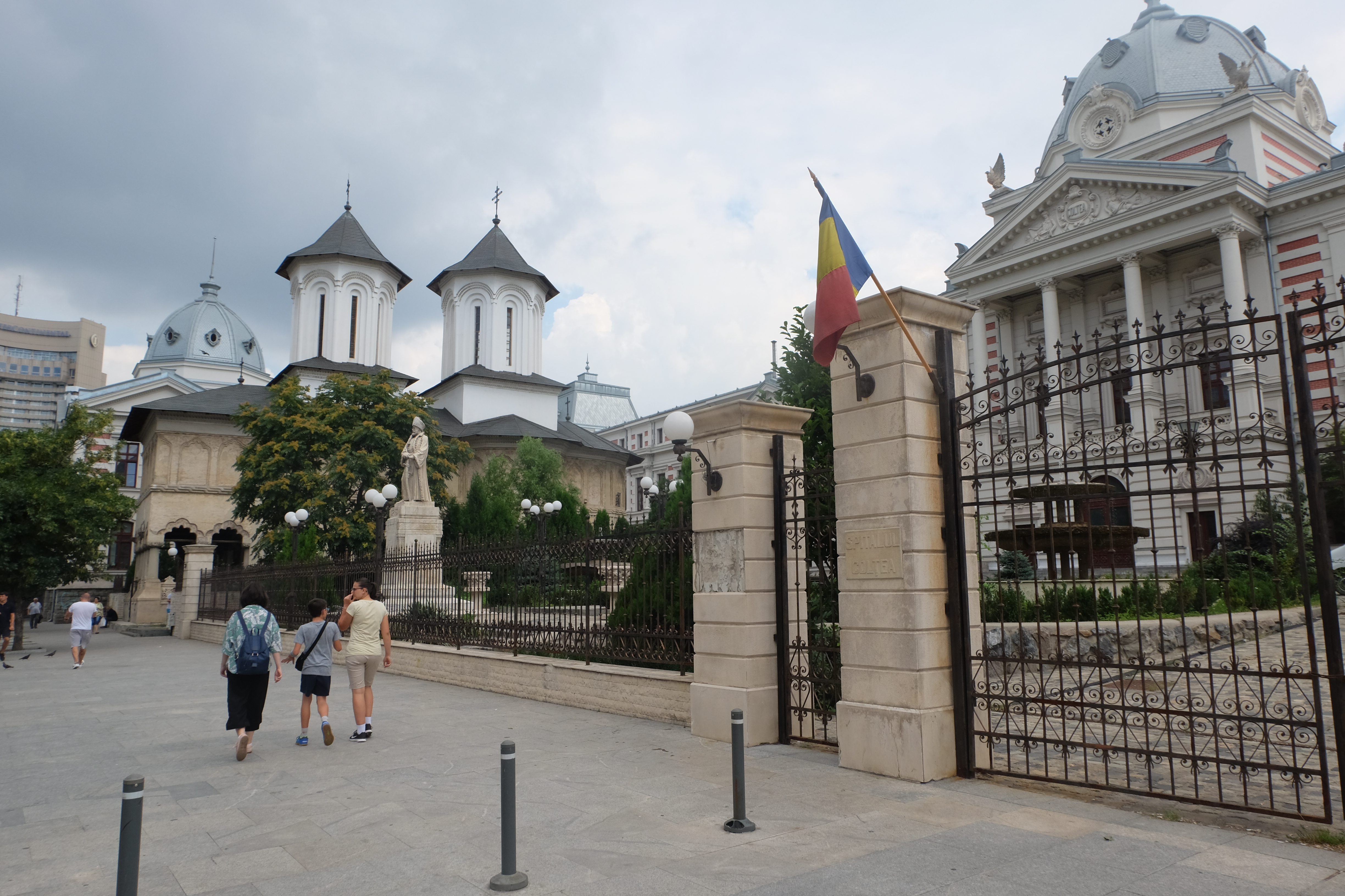 L'hôpital et l'église Coltea