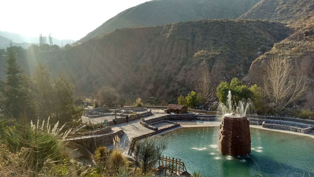 Cacheuta-Cobosch33-en-Wikimedia-Commons-1000x563 - El bonito complejo de aguas termales con vistas alucinantes de la Cordillera de los Andes en Argentina