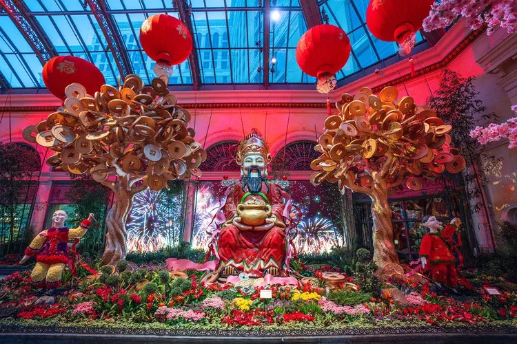 TAL-bellagio-conservatory-year-of-the-dragon-LVLUNARNY0124-13ad54b4c73e4b5ebc00ae7f34a7b87e - Este hotel de Las Vegas celebra el Año Nuevo Lunar con una impresionante exhibición de 23 mil flores y 12 mil plantas