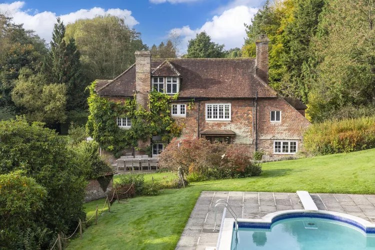 Esta granja del siglo XVI en la campiña inglesa fue la inspiración para Winnie-the-Pooh y tiene piscina climatizada, cancha de tenis y biblioteca Esta granja del siglo XVI en la campiña inglesa fue la inspiración para Winnie-the-Pooh y tiene piscina climatizada, cancha de tenis y biblioteca