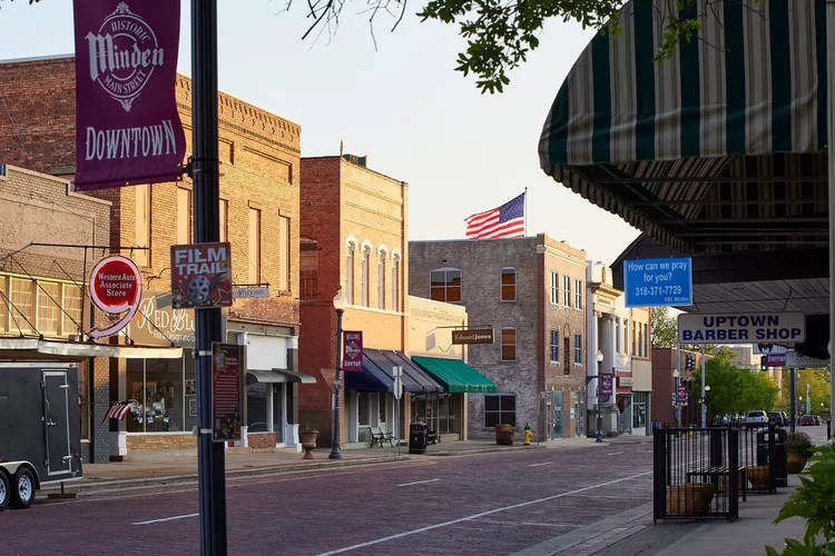 El pueblo más amigable del sur de Estados Unidos: hermosos lagos y tiendas de antigüedades