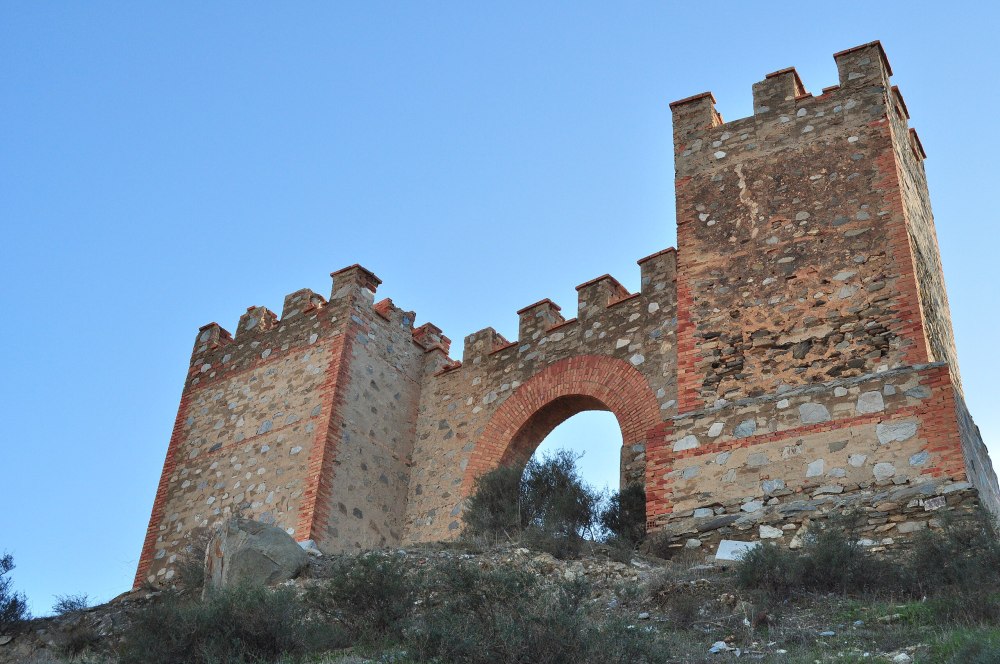 tabernas_castillo_wikimedia_commons_Luis-Rogelio-1000x664 - El pueblito que casi nadie visita en Almería y tiene un castillo árabe, un mirador con vistas al desierto y el mejor aceite de oliva
