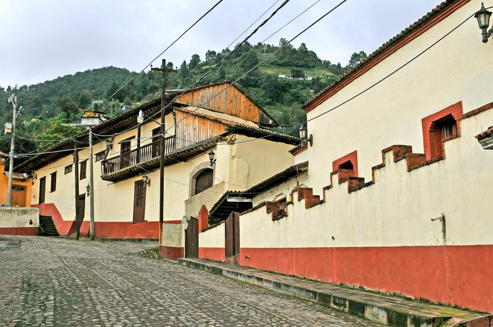 Angangueo_wikimedia_commons_LBM1948-1000x664 - Cuántos Pueblos Mágicos hay en Michoacán