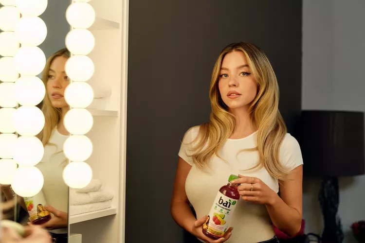TAL-bai-x-sydney-sweeney-bts-campaign-SWEENEYCCE0424-09cee561ef4c442890375c6d6789809c - Sydney Sweeney comparte su amor por su ciudad natal
