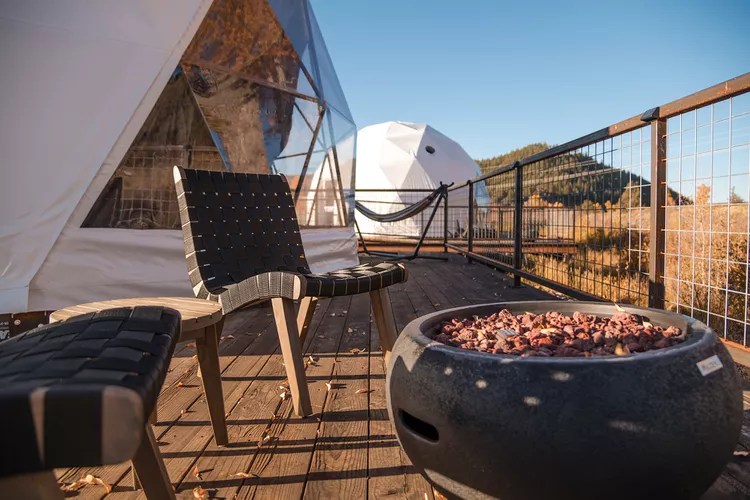 TAL-firepit-deck-pagosa-river-domes-CODOMES0424-ed4a92010c5044469d5f6b8222e510d4 - Este nuevo hotel ecológico de Colorado tiene 14 domos geodésicos con terrazas envolventes privadas y hamacas, y está cerca de las aguas termales más profundas del mundo