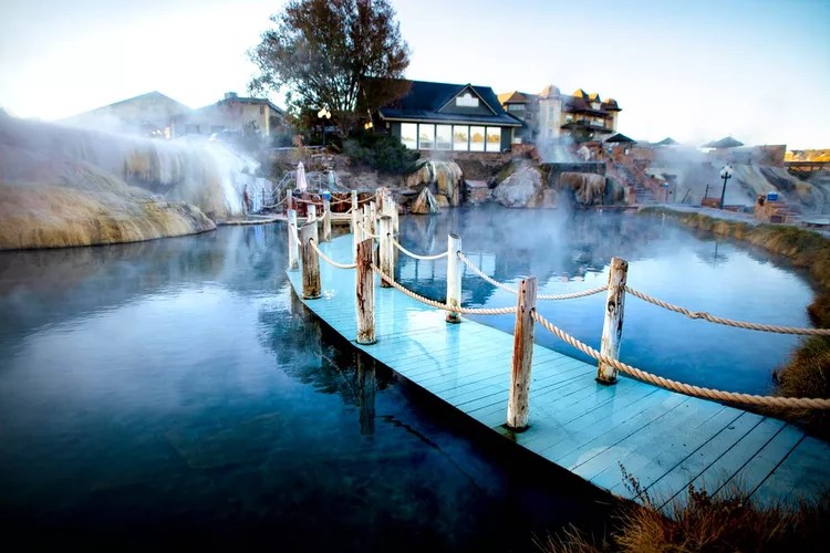 TAL-golden-pond-bridge-pagosa-springs-colorado-MOTHERSPRING1222-e4a5ec4631f041b591bd8bc4f95b79fa-1 - Este nuevo hotel ecológico de Colorado tiene 14 domos geodésicos con terrazas envolventes privadas y hamacas, y está cerca de las aguas termales más profundas del mundo