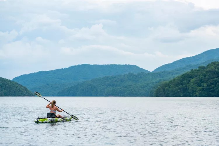 TAL-kayaking-fontana-lake-FONTANANC0324-11199e511a234af38e783f75fc610651 - La ciudad más pequeña de Carolina del Norte tiene hermosos senderos, un lago pintoresco y menos de 20 residentes