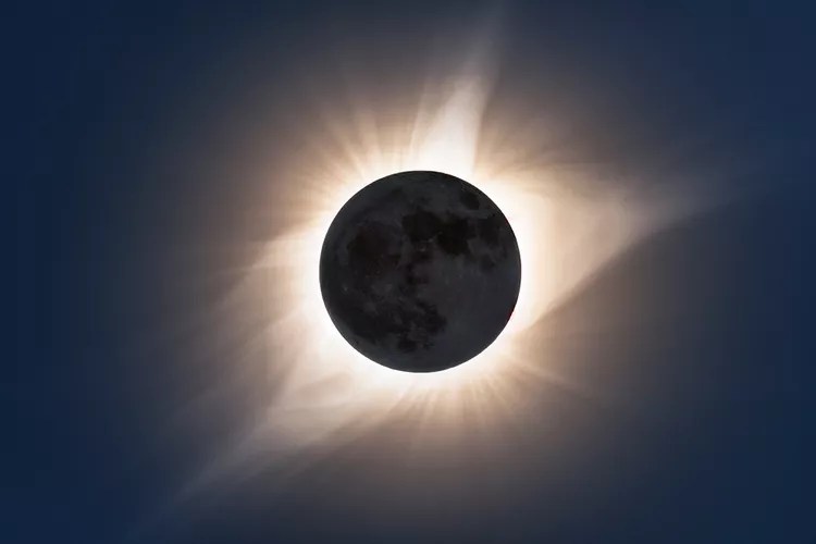 Eclipse solar total, lluvia de meteoros, luna llena rosa y más en el cielo de abril Eclipse solar total, lluvia de meteoros, luna llena rosa y más en el cielo de abril