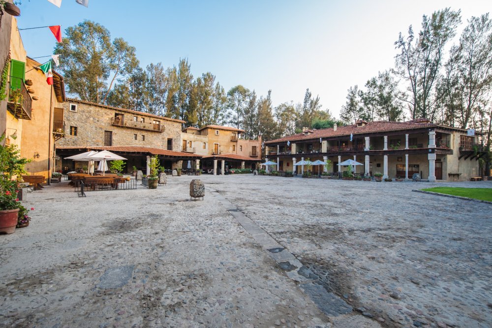 FxTeX2LaUAstOs2-1000x666 - Como en la Toscana italiana pero a 2 horas de la CDMX: qué hacer en Val'Quirico, el hermoso pueblito estilo medieval