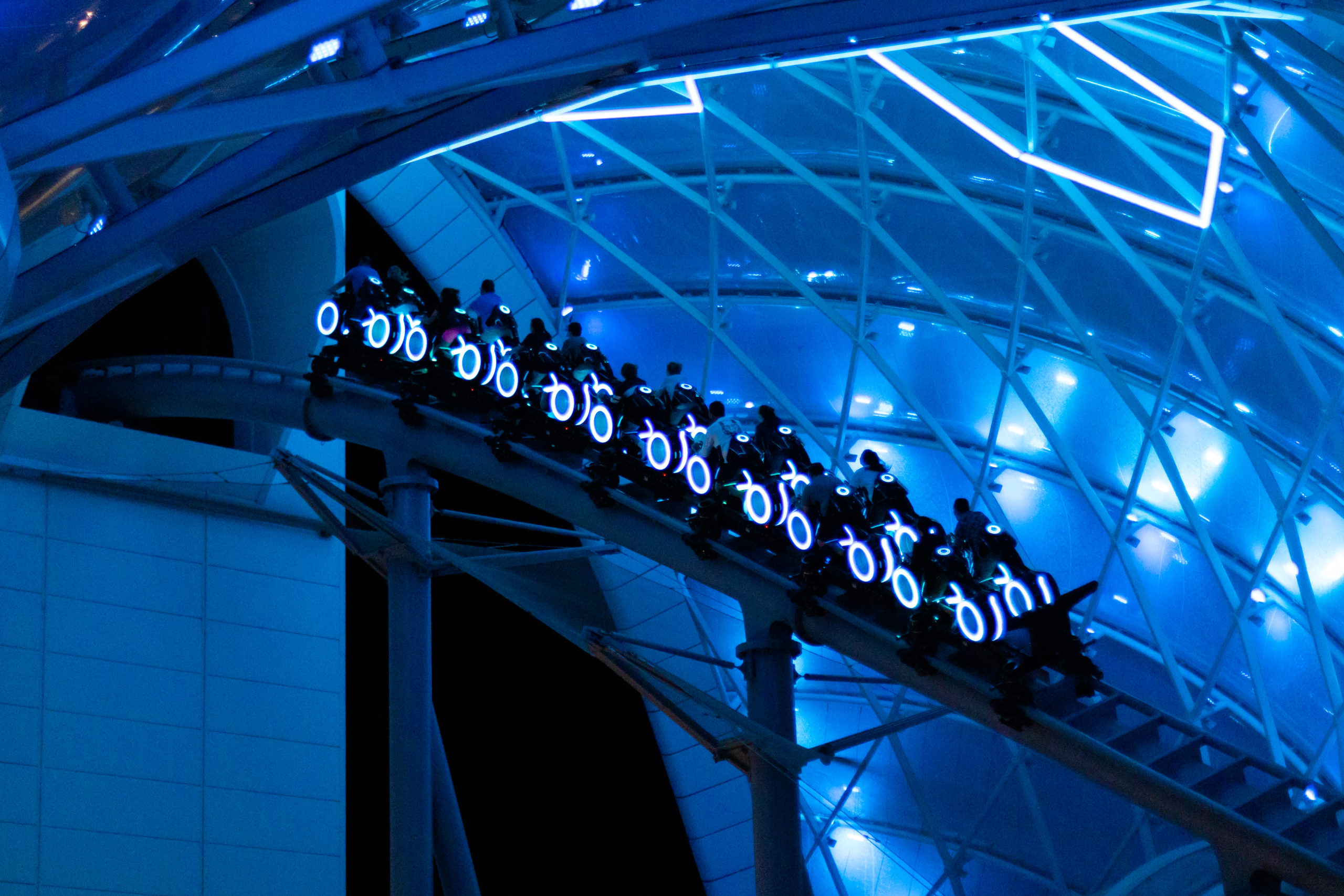 Es la montaña rusa más rápida de Walt Disney World, está en Magic Kingdom y tiene una especial forma para ingresar