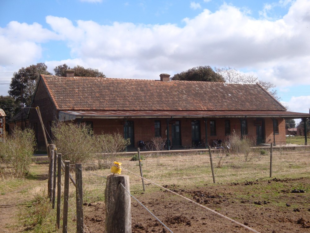Vagues_wikimedia_commons_Alejandra-Cartamil-1000x750 - El bonito pueblo rural a casi 2 horas de la Ciudad de Buenos Aires con lindas callecitas y hermosas cabañas para una escapada de fin de semana