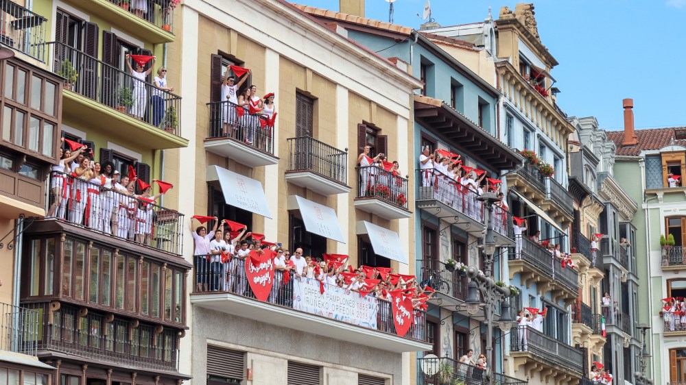 Sanfermines_2018_28903185637-1000x562 - Las ubicaciones de los balcones de San Fermín y qué incluye el precio de la entrada