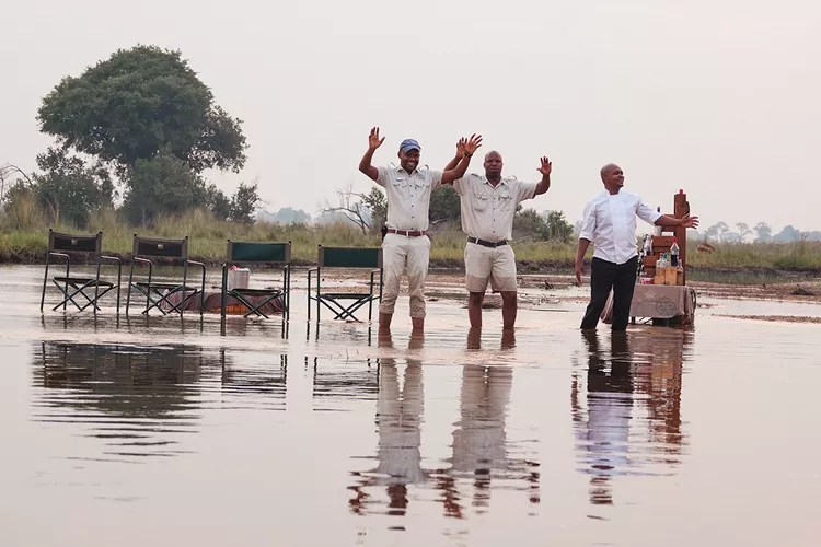 camp-okavango-botswana-sundowner-ruggiero-desertdelta0524-4fa31ad147ff46159219769fbd1ce85a - Esta empresa de safaris tiene 9 campamentos con todo incluido que te permiten ver lo mejor de Botswana a pie, en barco y en jeep