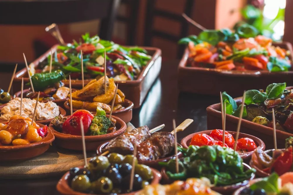 tapas-espanolas-1000x667 - Esta soleada ciudad española es conocida por sus tapas y un "ambiente mágico". Y no te costará una fortuna