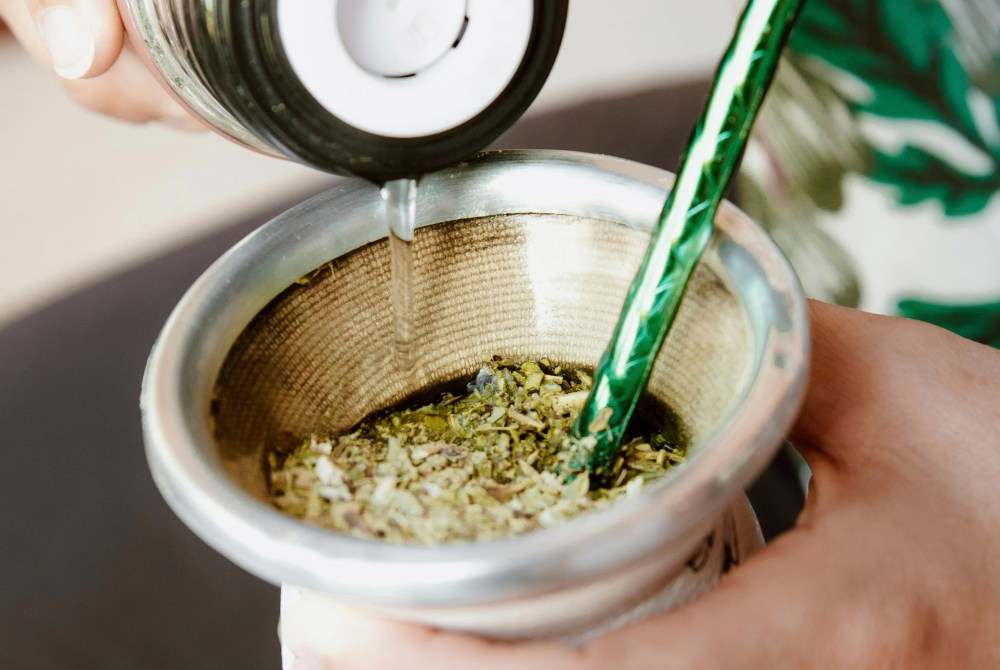 Yerba-mate-1000x670 - ¿Se puede llevar mate en el avión?