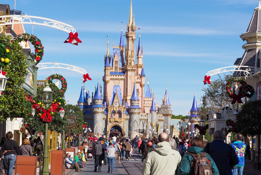 Disney-en-navidad-1000x670 - Cuándo empieza la temporada navideña en Disney