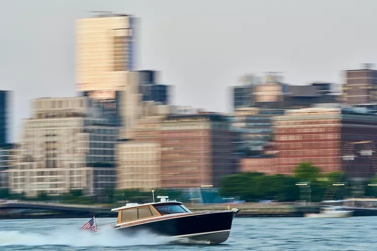TAL-aman-new-york-yacht-NYAMANBOAT0824-ae8ad6cbed774beb9b63ad7d11c8b7ad - Este icónico hotel de Nueva York acaba de lanzar cruceros con vistas inmejorables a la Estatua de la Libertad