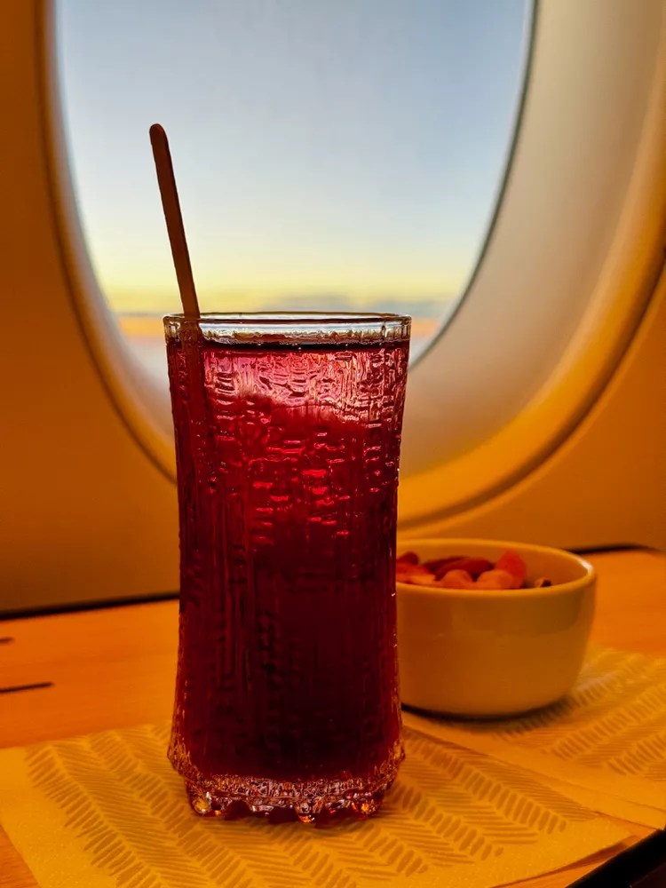 TAL-blueberry-juice-finnair-business-class-FINNAIRBIZ0924-6130fe4d73264afd9cb4984aeff0b867 - Esta aerolínea tiene un sauna en su sala VIP y asientos de clase ejecutiva especialmente cómodos