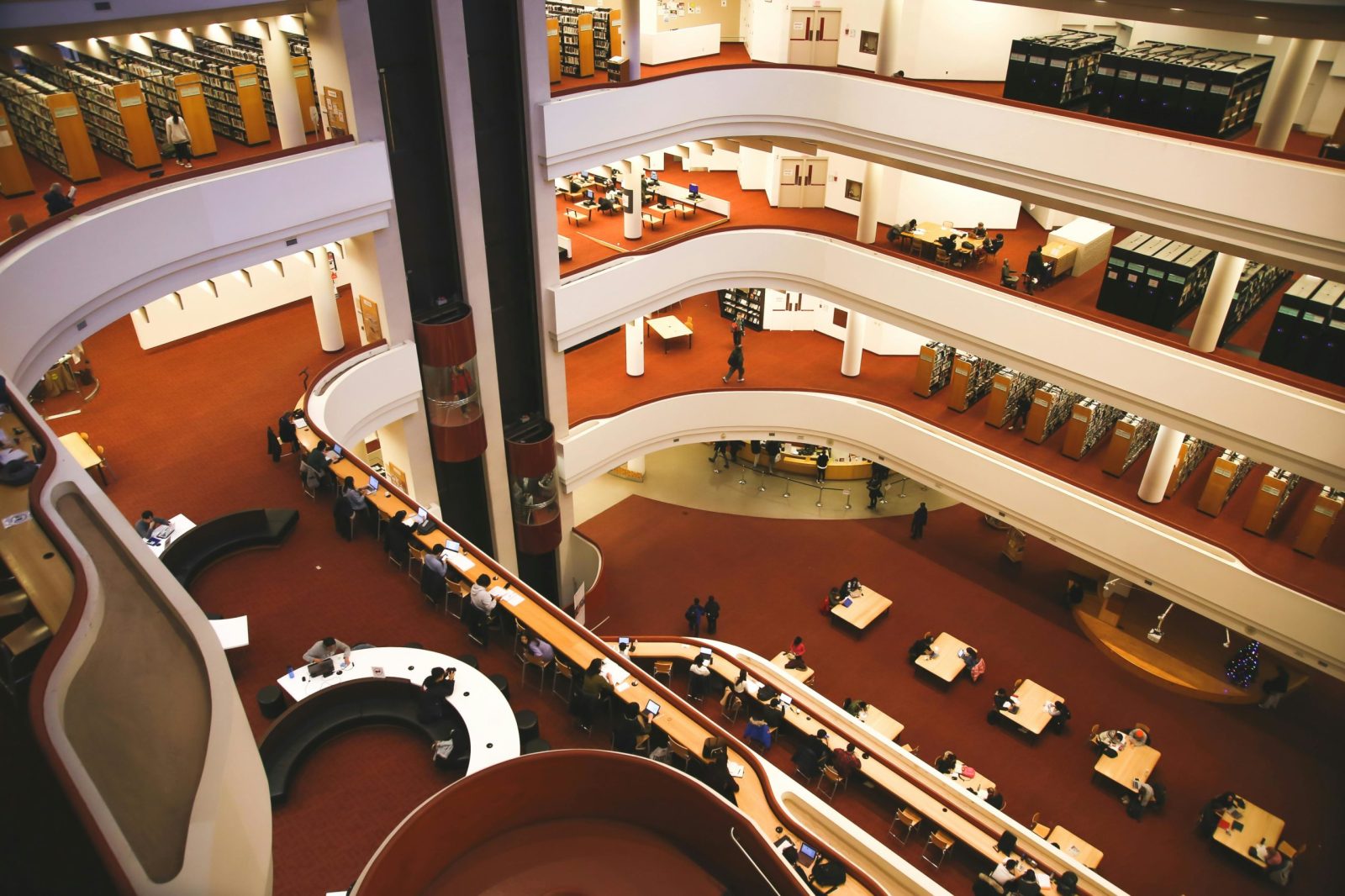 Toronto_Reference_Library_1-scaled - Destinos vintage: 5 lugares en Norteamérica para revivir el pasado