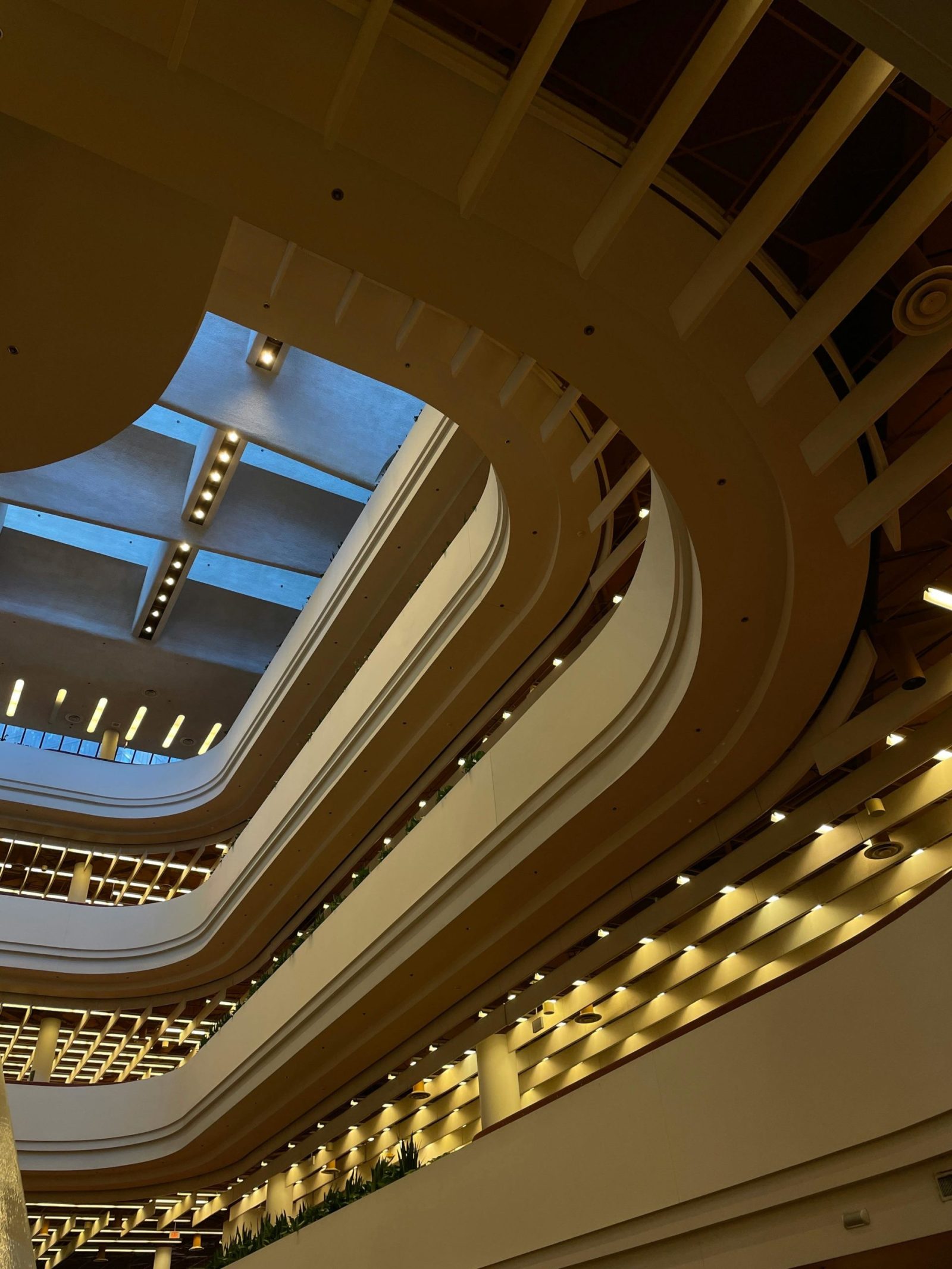 Toronto_Reference_Library_2-scaled - Destinos vintage: 5 lugares en Norteamérica para revivir el pasado