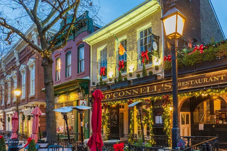 Esta histórica ciudad a las afueras de Washington D.C. es uno de los lugares más encantadores para visitar durante las fiestas