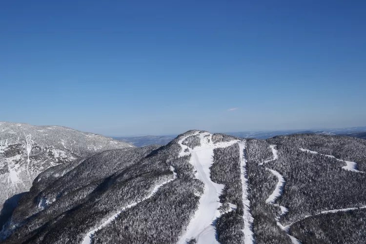 TAL-jay-peak-vermont-AFFORDABLESKI1124-4ee037eeec9042258c71c6e104aa9d59 - 11 destinos de esquí accesibles en Estados Unidos para visitar en 2025