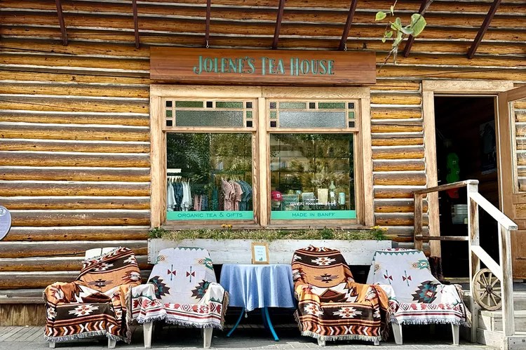 TAL-jolenes-tea-house-banff-canada-CANTEACOCKTAILS1224-df415ca796cf4a009b3542cbe5aa2ea1 - Este pueblo en Canadá tiene una ruta de cocteles de té con alcohol, y es la actividad ideal después de una aventura