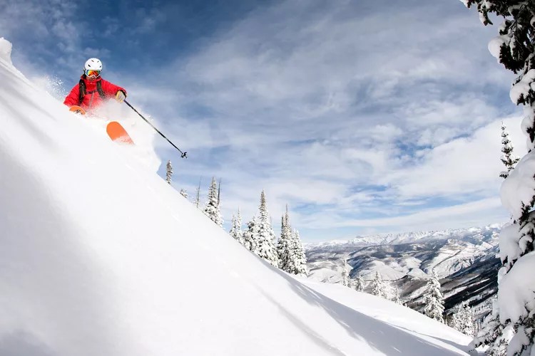 TAL-sunlight-colorado-AFFORDABLESKI1124-7f0964fb1d4945aeb3a7da63db4765ba - 11 destinos de esquí accesibles en Estados Unidos para visitar en 2025