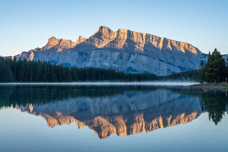 TAL-two-jack-lake-canada-CANTEACOCKTAILS1224-fd89ac4e40584617b7f3a9ff54060d3b - Este pueblo en Canadá tiene una ruta de cocteles de té con alcohol, y es la actividad ideal después de una aventura