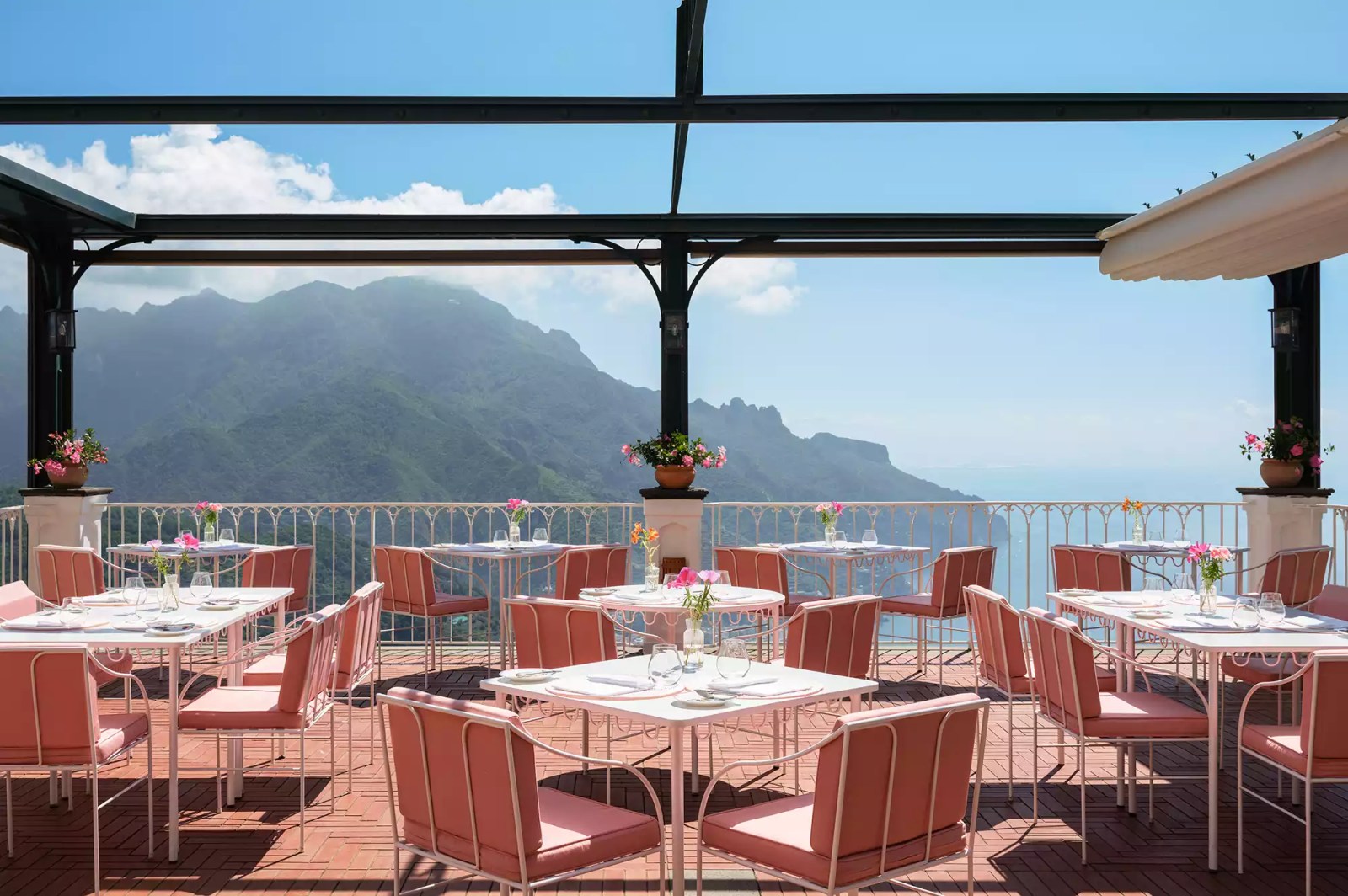 terraza-belvedere-palazzo-avino - Palazzo Avino, un hotel de lujo en la costa de Amalfi