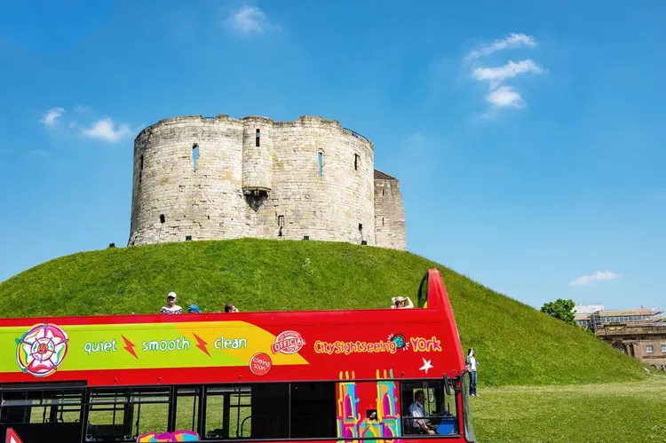autobus-turistico-york-inglaterra - York, un destino medieval para una escapada histórica en Inglaterra